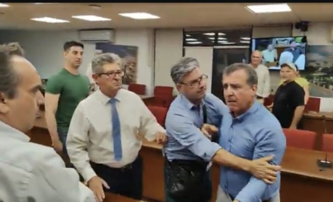 Κόρινθος | Πιάστηκαν στα χέρια στο δημοτικό συμβούλιο- «… Ποιος π@#ς το είπε αυτό;» (vd)