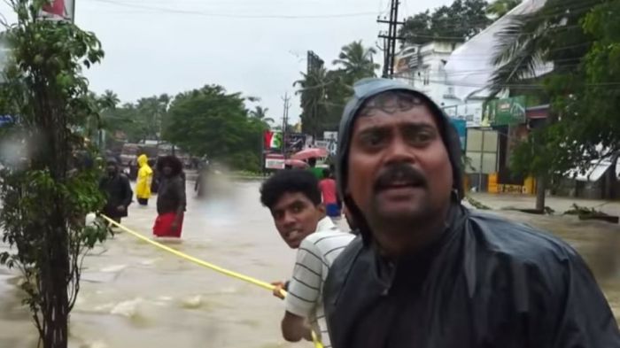 &Iota;&nu;&delta;ί&alpha; | &Sigma;&tau;&omicron;&upsilon;&sigmaf; 357 &omicron;&iota; &nu;&epsilon;&kappa;&rho;&omicron;ί &alpha;&pi;ό &tau;&iota;&sigmaf; &pi;&lambda;&eta;&mu;&mu;ύ&rho;&epsilon;&sigmaf; &sigma;&tau;&eta;&nu; &Kappa;&epsilon;&rho;ά&lambda;&alpha; (vd)