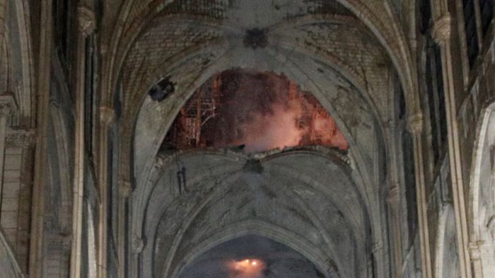 &Pi;&alpha;&nu;&alpha;&gamma;ί&alpha; &tau;&omega;&nu; &Pi;&alpha;&rho;&iota;&sigma;ί&omega;&nu; | &laquo;&Epsilon;&iota;&kappa;ό&nu;&alpha; &beta;&omicron;&mu;&beta;&alpha;&rho;&delta;&iota;&sigma;&mu;&omicron;ύ - &Sigma;&tau;&omicron; &beta;ά&theta;&omicron;&sigmaf; &omicron; &sigma;&tau;&alpha;&upsilon;&rho;ό&sigmaf; &phi;&omega;&tau;&iota;&sigma;&mu;έ&nu;&omicron;&sigmaf; &alpha;&pi;ό &tau;&iota;&sigmaf; &phi;&lambda;ό&gamma;&epsilon;&sigmaf;&raquo; (vd)