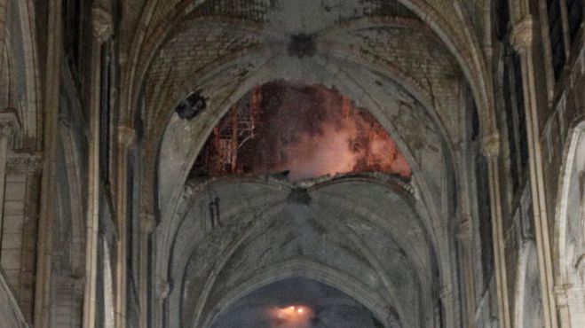 &Pi;&alpha;&nu;&alpha;&gamma;ί&alpha; &tau;&omega;&nu; &Pi;&alpha;&rho;&iota;&sigma;ί&omega;&nu; | &laquo;&Epsilon;&iota;&kappa;ό&nu;&alpha; &beta;&omicron;&mu;&beta;&alpha;&rho;&delta;&iota;&sigma;&mu;&omicron;ύ - &Sigma;&tau;&omicron; &beta;ά&theta;&omicron;&sigmaf; &omicron; &sigma;&tau;&alpha;&upsilon;&rho;ό&sigmaf; &phi;&omega;&tau;&iota;&sigma;&mu;έ&nu;&omicron;&sigmaf; &alpha;&pi;ό &tau;&iota;&sigmaf; &phi;&lambda;ό&gamma;&epsilon;&sigmaf;&raquo; (vd)