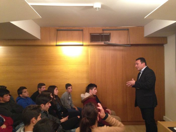 &Mu;&alpha;&theta;&eta;&tau;έ&sigmaf; &kappa;&alpha;&iota; &kappa;&alpha;&theta;&eta;&gamma;&eta;&tau;έ&sigmaf; &alpha;&pi;ό &tau;&omicron; &Gamma;&upsilon;&mu;&nu;ά&sigma;&iota;&omicron; &Tau;&rho;&omicron;&pi;&alpha;ί&omega;&nu; &upsilon;&pi;&omicron;&delta;έ&chi;&theta;&eta;&kappa;&epsilon; &omicron; &Beta;&lambda;ά&sigma;&eta;&sigmaf; &sigma;&tau;&eta; &Beta;&omicron;&upsilon;&lambda;ή! (&epsilon;&iota;&kappa;ό&nu;&epsilon;&sigmaf;)