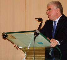 &Sigma;&tau;&eta; &Beta;ό&rho;&epsilon;&iota;&alpha; &Kappa;&upsilon;&nu;&omicron;&upsilon;&rho;ί&alpha; &omicron; &Alpha;. &Lambda;&upsilon;&kappa;&omicron;&upsilon;&rho;έ&nu;&tau;&zeta;&omicron;&sigmaf;