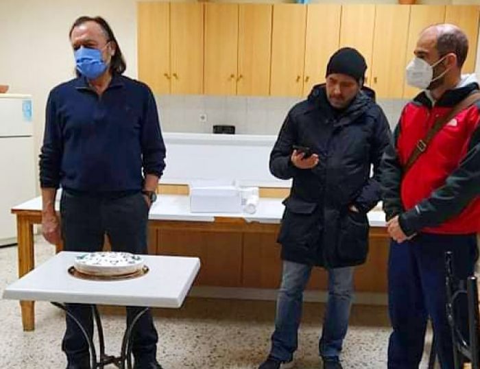 &Eta; &kappa;&omicron;&pi;ή &pi;ί&tau;&alpha;&sigmaf; &tau;&omicron;&upsilon; &Sigma;&upsilon;&lambda;&lambda;ό&gamma;&omicron;&upsilon; &Delta;&rho;&omicron;&mu;έ&omega;&nu; &Tau;&rho;ί&pi;&omicron;&lambda;&eta;&sigmaf; (&epsilon;&iota;&kappa;ό&nu;&epsilon;&sigmaf;)