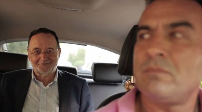 Ο Λαφαζάνης παίρνει ταξί και πάει στο ... Νομισματοκοπείο! (vd)