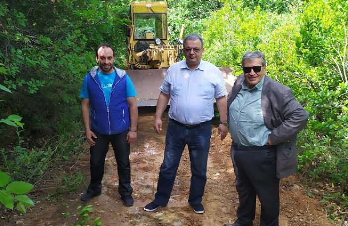 Στις Κολλίνες οι Αντιδήμαρχοι Λαγός και Κατσαφάνας - Έργα στους αγροτικούς δρόμους της περιοχής! (vd)