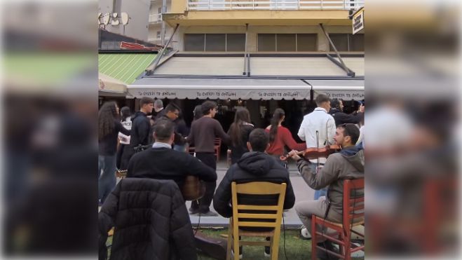 "TripoLero" | Ανοιχτό γλέντι στην πλατεία Πέτρινου με λύρες, λαούτα, βιολιά, τσαμπούνες! (vd)