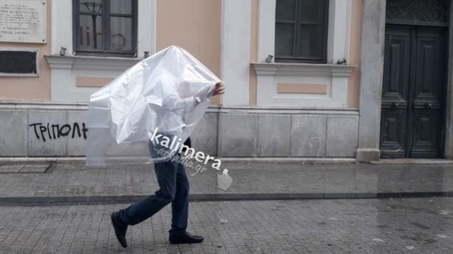 Αυτοσχέδια ομπρέλα στην βροχερή Τρίπολη! (εικόνες)