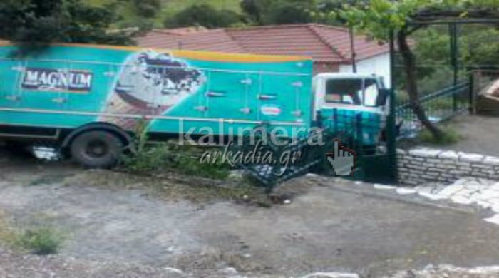 Τροχαίο ατύχημα στην είσοδο της Κοντοβάζαινας - Αποκλειστικές φωτογραφίες