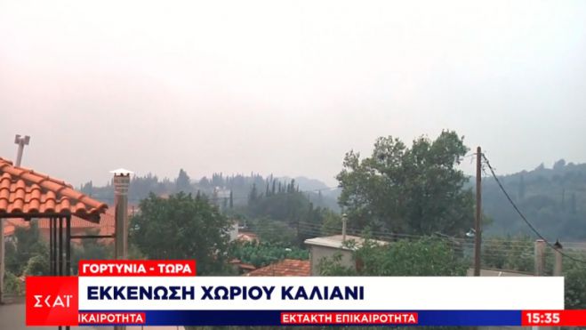 Γορτυνία | Χτυπούν οι καμπάνες της εκκλησίας, εκκενώθηκε το Καλλιάνι - Η φωτιά πλησιάζει το χωριό Νεοχώρι (vd)