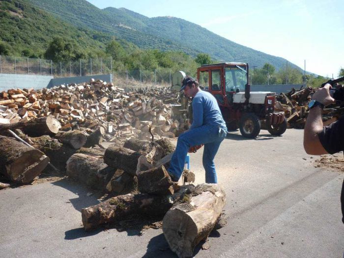 Δήμος μοιράζει καυσόξυλα σε όλους τους κατοίκους του