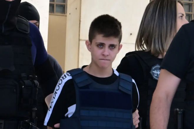 Η Ειρήνη Μουρτζούκου έφτασε στον Κορυδαλλό με χαμένο βλέμμα και σκυμμένο κεφάλι – Την αποδοκίμασε το εξοργισμένο πλήθος