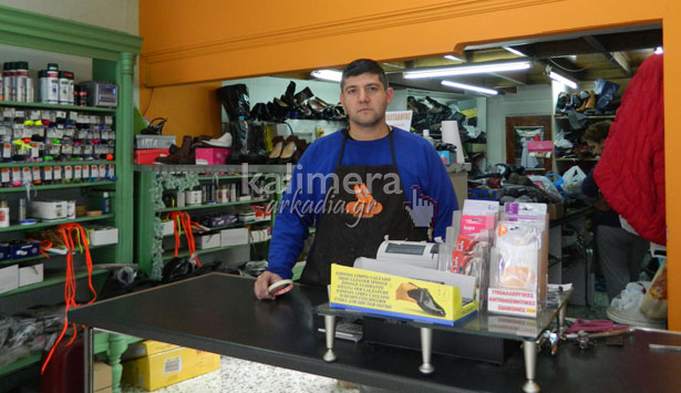 «Μπαλώνουν» τα παλιά τους παπούτσια οι Τριπολίτες – Που λεφτά για καινούργια… (vd)