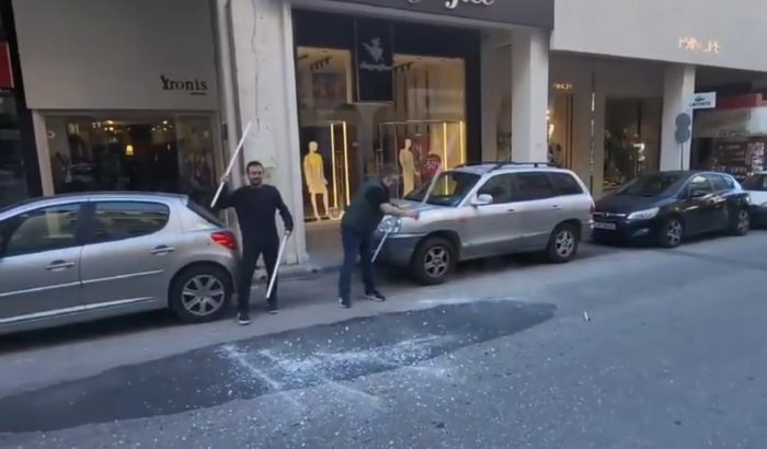 Η Πρώτη Ανάσταση στην Πάτρα – Γιατί σπάνε λάμπες οι καταστηματάρχες;