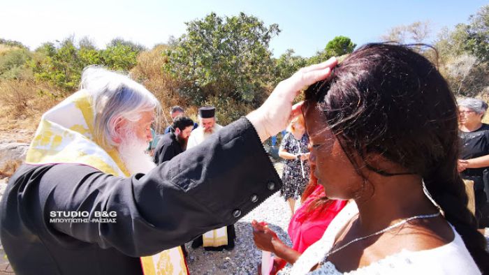 Νεαρή από την Κένυα βαφτίστηκε Χριστιανή στην Αργολίδα! (vd)