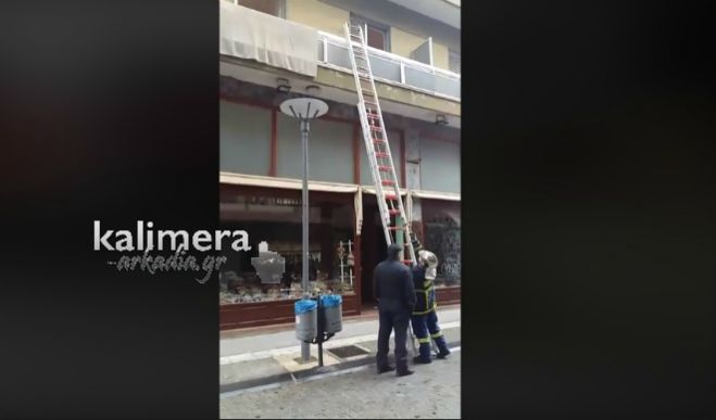 Τρίπολη | Η πυροσβεστική στον πεζόδρομο &quot;Τάσου Σεχιώτη&quot; (vd)