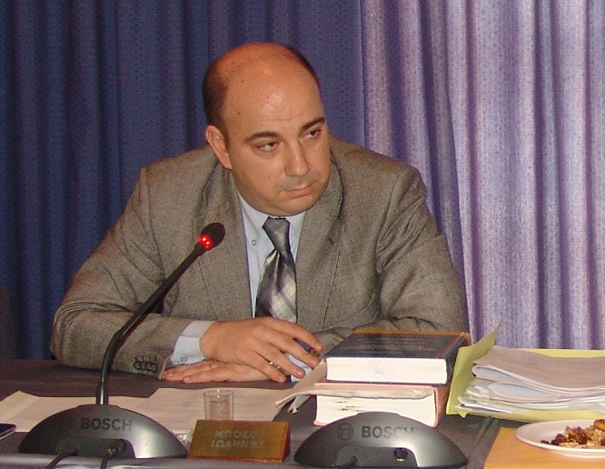 &Omicron;&lambda;&omicron;&kappa;&lambda;&eta;&rho;ώ&theta;&eta;&kappa;&epsilon; &eta; &theta;&eta;&tau;&epsilon;ί&alpha; &tau;&omicron;&upsilon; &Gamma;&iota;ά&nu;&nu;&eta; &Mu;&pi;ό&zeta;&omicron;&upsilon; &sigma;&tau;&eta; &theta;έ&sigma;&eta; &tau;&omicron;&upsilon; &Pi;&rho;&omicron;έ&delta;&rho;&omicron;&upsilon; &tau;&omicron;&upsilon; &Delta;&eta;&mu;&omicron;&tau;&iota;&kappa;&omicron;ύ &Sigma;&upsilon;&mu;&beta;&omicron;&upsilon;&lambda;ί&omicron;&upsilon; &Tau;&rho;ί&pi;&omicron;&lambda;&eta;&sigmaf;