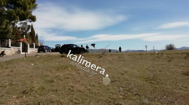 Τρίπολη | Μικροί και μεγάλοι τίμησαν το έθιμο και πέταξαν χαρταετό στην Αγία Τριάδα Σεχίου! (vd)