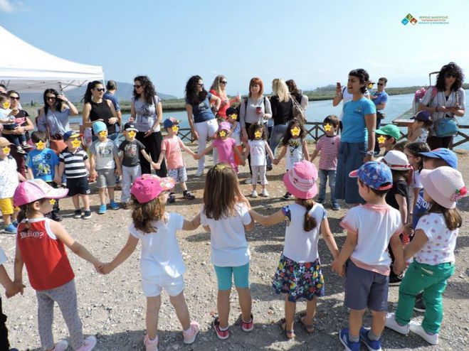 &Sigma;&tau;&eta; &lambda;&iota;&mu;&nu;&omicron;&theta;ά&lambda;&alpha;&sigma;&sigma;&alpha; &Mu;&omicron;&upsilon;&sigma;&tau;&omicron;ύ &xi;&epsilon;&nu;&alpha;&gamma;ή&theta;&eta;&kappa;&alpha;&nu; &pi;&alpha;&iota;&delta;&iota;ά &alpha;&pi;ό &tau;&omicron; Ά&rho;&gamma;&omicron;&sigmaf; (&epsilon;&iota;&kappa;ό&nu;&epsilon;&sigmaf;)