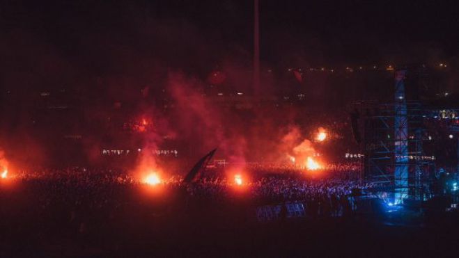 &Lambda;&Epsilon;&Xi; | &laquo;&Gamma;&kappa;&rho;έ&mu;&iota;&sigma;&epsilon;&raquo; &tau;&omicron; &Kappa;&alpha;&upsilon;&tau;&alpha;&nu;&zeta;ό&gamma;&lambda;&epsilon;&iota;&omicron; &ndash; 30.000 &theta;&epsilon;&alpha;&tau;έ&sigmaf; &upsilon;&pi;&omicron;&kappa;&lambda;ί&theta;&eta;&kappa;&alpha;&nu; &sigma;&tau;&omicron;&nu; &theta;&rho;&upsilon;&lambda;&iota;&kappa;ό &rho;ά&pi;&epsilon;&rho;