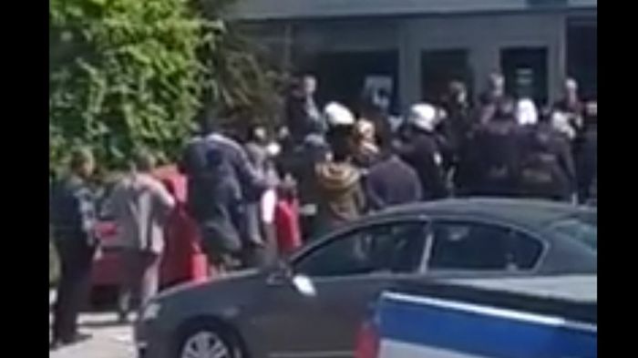 Άνω Λιόσια | Τσιγγάνοι ήρθαν στα χέρια έξω από τράπεζα - Δείτε βίντεο!
