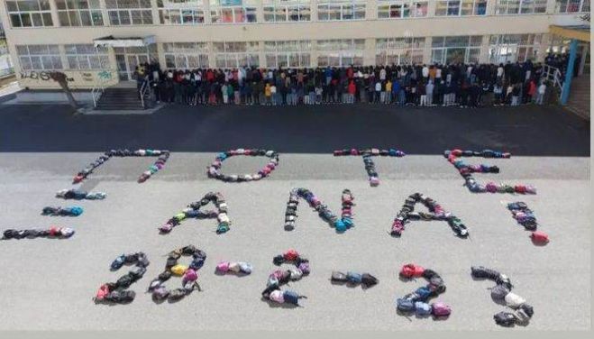 2ο Πρότυπο Γυμνάσιο Τρίπολης | "ΠΟΤΕ ΞΑΝΑ" με τις τσάντες τους σχημάτισαν μαθήτριες και μαθητές!