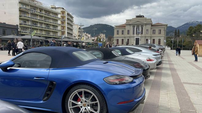 Η πλατεία Άρεως γέμισε με εντυπωσιακά αυτοκίνητα Porsche! (εικόνες - βίντεο)