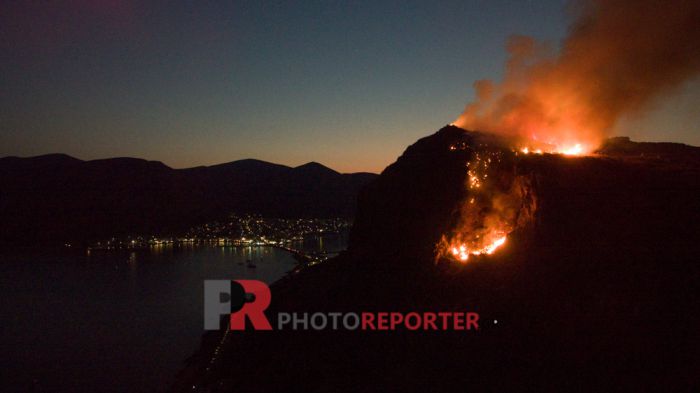 Σε ύφεση η φωτιά στο Κάστρο της Μονεμβάσιας (vd)