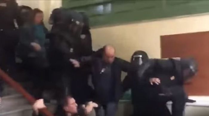 Καταλονία | Τα τέσσερα βίντεο που σόκαραν ολόκληρο τον κόσμο (vd)