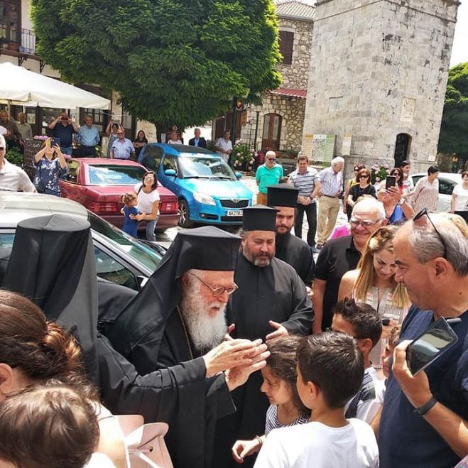 &quot;Σαν στο σπίτι&quot; του ομολόγησε ότι αισθάνθηκε στη Στεμνίτσα ο Αρχιεπίσκοπος Αλβανίας Αναστάσιος (εικόνες)