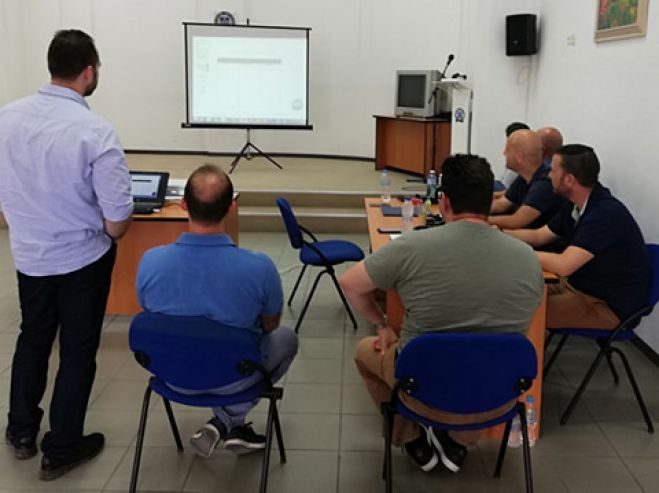 &Epsilon;&kappa;&pi;&alpha;&iota;&delta;&epsilon;&upsilon;&tau;&iota;&kappa;ή &eta;&mu;&epsilon;&rho;ί&delta;&alpha; &delta;&iota;&alpha;&pi;&rho;&alpha;&gamma;&mu;&alpha;&tau;&epsilon;&upsilon;&tau;ώ&nu; &Epsilon;&lambda;&lambda;&eta;&nu;&iota;&kappa;ή&sigmaf; &Alpha;&sigma;&tau;&upsilon;&nu;&omicron;&mu;ί&alpha;&sigmaf; έ&gamma;&iota;&nu;&epsilon; &sigma;&tau;&eta;&nu; &Tau;&rho;ί&pi;&omicron;&lambda;&eta;