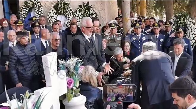 &Tau;&omicron; &xi;έ&sigma;&pi;&alpha;&sigma;&mu;&alpha; &tau;&omicron;&upsilon; &pi;&alpha;&tau;έ&rho;&alpha; &pi;ά&nu;&omega; &alpha;&pi;ό &tau;&omicron;&nu; &tau;ά&phi;&omicron; &tau;&omicron;&upsilon; &Mu;ά&rho;&iota;&omicron;&upsilon;: "&Mu;&epsilon; &tau;&eta; &Sigma;&eta;&mu;&alpha;ί&alpha; &pi;ά&nu;&omega; &sigma;&omicron;&upsilon; &alpha;&gamma;ό&rho;&iota; &mu;&omicron;&upsilon;, &epsilon;ί&sigma;&alpha;&iota; &pi;&lambda;ή&rho;&eta;&sigmaf; &tau;ώ&rho;&alpha;"