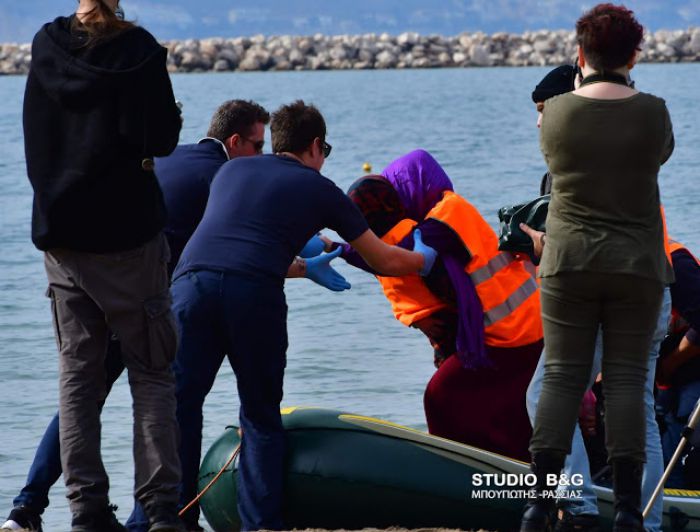 Σοκ | Πρόσφυγες αποβιβάστηκαν στην παραλία Καραθώνας στο Ναύπλιο (vd)