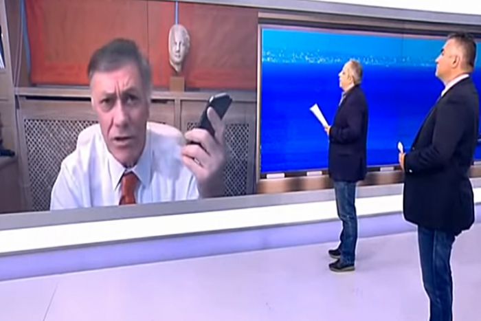 &Kappa;&alpha;&theta;&eta;&gamma;&eta;&tau;ή&sigmaf; &sigma;&tau;&omicron;&nu; &Sigma;&Kappa;&Alpha;Ϊ: "&Eta;&rho;&theta;&alpha; &sigma;&tau;&omicron; &kappa;&alpha;&nu;ά&lambda;&iota; &sigma;&alpha;&sigmaf; &kappa;&alpha;&iota; &kappa;ό&lambda;&lambda;&eta;&sigma;&alpha; &kappa;&omicron;&rho;&omicron;&nu;&omicron;ϊό!" (vd)