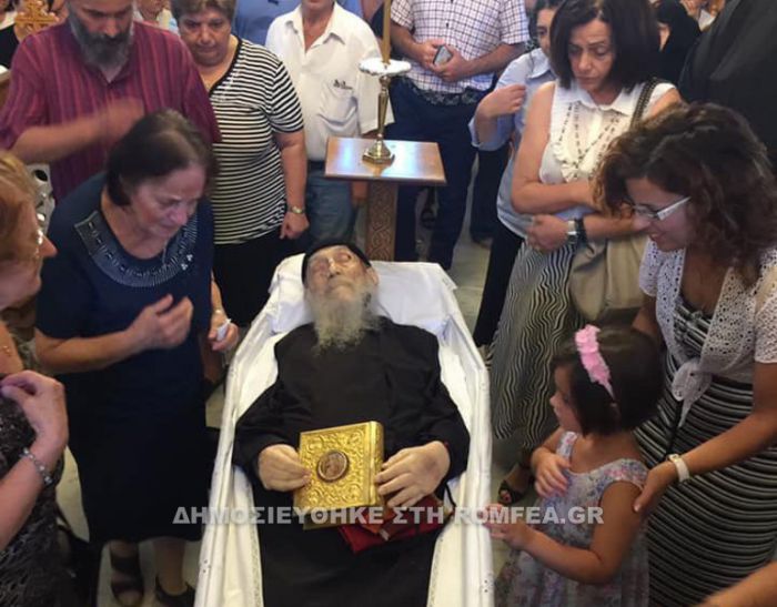 Κορινθία | Το &#039;&#039;ύστατο χαίρε&#039;&#039; στον Γέροντα Νεκτάριο Μαρμαρινό