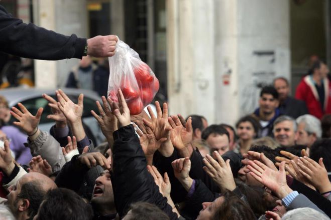 To έγκλημα των Μνημονίων: H φτώχεια στην Ελλάδα αυξήθηκε κατά 40% από το 2008 μέχρι το 2015