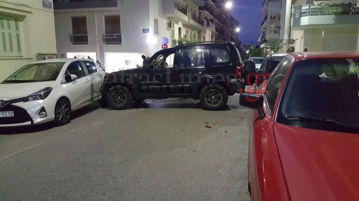 «Τρελή» πορεία τζιπ στην Πάτρα - Έπεσε πάνω σε πέντε αυτοκίνητα (εικόνες)