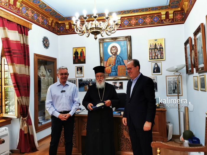 &Sigma;&upsilon;&nu;ά&nu;&tau;&eta;&sigma;&eta; &Nu;ί&kappa;&alpha;-&Lambda;&alpha;&mu;&pi;&rho;ό&pi;&omicron;&upsilon;&lambda;&omicron;&upsilon; &mu;&epsilon; &tau;&omicron;&nu; &Mu;&eta;&tau;&rho;&omicron;&pi;&omicron;&lambda;ί&tau;&eta; &Alpha;&lambda;έ&xi;&alpha;&nu;&delta;&rho;&omicron;: "H &Alpha;&rho;&kappa;&alpha;&delta;ί&alpha; &epsilon;ί&nu;&alpha;&iota; &tau;&omicron; Ά&gamma;&iota;&omicron; Ό&rho;&omicron;&sigmaf; &tau;&eta;&sigmaf; &Nu;&omicron;&tau;ί&omicron;&upsilon; &Epsilon;&lambda;&lambda;ά&delta;&alpha;&sigmaf;" - &Epsilon;&tau;&omicron;&iota;&mu;ά&zeta;&omicron;&nu;&tau;&alpha;&iota; έ&rho;&gamma;&alpha; 5.5 &epsilon;&kappa;. &epsilon;&upsilon;&rho;ώ! (vd)