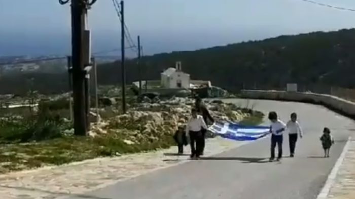 Παρέλαση στη Γαύδο | Μόλις τρεις μαθητές και μία ελληνική σημαία