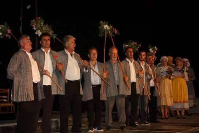 &Tau;&rho;&alpha;&gamma;&omicron;ύ&delta;&iota;&alpha; &kappa;&alpha;&iota; &chi;&omicron;&rho;&omicron;ί &alpha;&pi;ό &tau;&eta; &Nu;&epsilon;&sigma;&tau;ά&nu;&eta; &kappa;&alpha;&iota; &tau;&eta;&nu; &Kappa;&upsilon;&nu;&omicron;&upsilon;&rho;ί&alpha; &pi;&alpha;&rho;&omicron;&upsilon;&sigma;&iota;ά&sigma;&tau;&eta;&kappa;&alpha;&nu; &sigma;&tau;&eta;&nu; &Eta;&lambda;&epsilon;ί&alpha;! (&epsilon;&iota;&kappa;ό&nu;&epsilon;&sigmaf;)