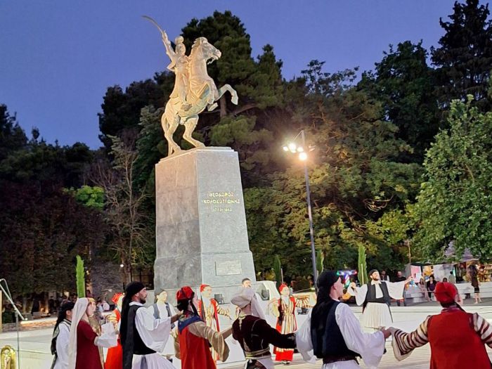 &Delta;&eta;&mu;ή&tau;&rho;&eta;&sigmaf; &Pi;&tau;&omega;&chi;ό&sigmaf;: &laquo;&Eta; &iota;&sigma;&tau;&omicron;&rho;&iota;&kappa;ή &mu;&nu;ή&mu;&eta; &delta;&iota;&alpha;&tau;&eta;&rho;&epsilon;ί&tau;&alpha;&iota; &mu;&epsilon; &pi;&rho;ά&xi;&epsilon;&iota;&sigmaf; &kappa;&alpha;&iota; &phi;&rho;&omicron;&nu;&tau;ί&delta;&alpha;&raquo; &ndash; &Epsilon;&pi;έ&sigma;&tau;&rho;&epsilon;&psi;&epsilon; &sigma;&tau;&eta;&nu; &Pi;&lambda;&alpha;&tau;&epsilon;ί&alpha; Ά&rho;&epsilon;&omega;&sigmaf; &omicron; &alpha;&nu;&delta;&rho;&iota;ά&nu;&tau;&alpha;&sigmaf; &tau;&omicron;&upsilon; &Theta;&epsilon;ό&delta;&omega;&rho;&omicron;&upsilon; &Kappa;&omicron;&lambda;&omicron;&kappa;&omicron;&tau;&rho;ώ&nu;&eta;
