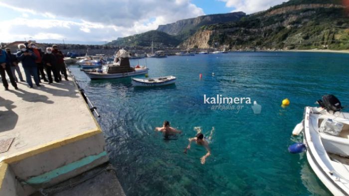 &Omicron; &Alpha;&gamma;&iota;&alpha;&sigma;&mu;ό&sigmaf; &tau;&omega;&nu; &Upsilon;&delta;ά&tau;&omega;&nu; &sigma;&tau;&omicron; &pi;&alpha;&nu;έ&mu;&omicron;&rho;&phi;&omicron; &lambda;&iota;&mu;&alpha;&nu;ά&kappa;&iota; &tau;&eta;&sigmaf; &Sigma;&alpha;&mu;&pi;&alpha;&tau;&iota;&kappa;ή&sigmaf;! (vd)