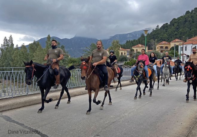 Η εντυπωσιακή βόλτα με άλογα στο πανέμορφο Λεωνίδιο (εικόνες - βίντεο)