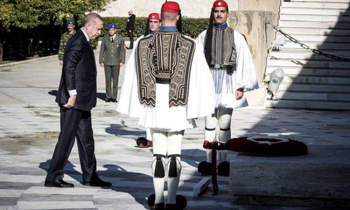 Υπερηφάνεια | Οι Ευέλπιδες έψαλλαν τον Εθνικό Ύμνο μπροστά στον Ερντογάν! (vd)