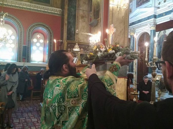 &Kappa;&upsilon;&rho;&iota;&alpha;&kappa;ή &Sigma;&tau;&alpha;&upsilon;&rho;&omicron;&pi;&rho;&omicron;&sigma;&kappa;&upsilon;&nu;ή&sigma;&epsilon;&omega;&sigmaf; &sigma;&tau;&omicron;&nu; &Mu;&eta;&tau;&rho;&omicron;&pi;&omicron;&lambda;&iota;&tau;&iota;&kappa;ό &Nu;&alpha;ό &Tau;&rho;&iota;&pi;ό&lambda;&epsilon;&omega;&sigmaf; (&epsilon;&iota;&kappa;ό&nu;&epsilon;&sigmaf;)