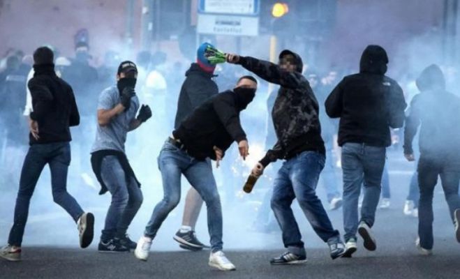 &Delta;&upsilon;&omicron; &tau;&rho;&alpha;&upsilon;&mu;&alpha;&tau;ί&epsilon;&sigmaf; &phi;ί&lambda;&omicron;&iota; &tau;&omicron;&upsilon; &Pi;&alpha;&nu;&alpha;&theta;&eta;&nu;&alpha;ϊ&kappa;&omicron;ύ &alpha;&pi;ό &epsilon;&pi;ί&theta;&epsilon;&sigma;&eta; &chi;&omicron;ύ&lambda;&iota;&gamma;&kappa;&alpha;&nu; &sigma;&tau;&eta;&nu; &Alpha;&mu;&alpha;&lambda;&iota;ά&delta;&alpha;