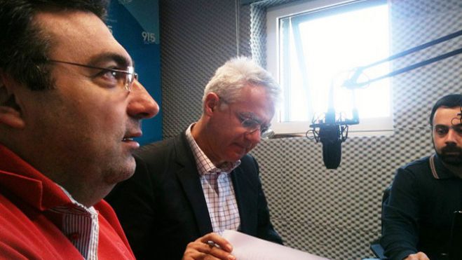 &Sigma;&tau;&omicron; &Delta;&eta;&mu;&omicron;&tau;&iota;&kappa;ό &Rho;&alpha;&delta;&iota;ό&phi;&omega;&nu;&omicron; &mu;&iota;&lambda;ά &tau;&omicron; &pi;&rho;&omega;ί &tau;&eta;&sigmaf; &Pi;&alpha;&rho;&alpha;&sigma;&kappa;&epsilon;&upsilon;ή&sigmaf; &omicron; &Sigma;&mu;&upsilon;&rho;&nu;&iota;ώ&tau;&eta;&sigmaf;