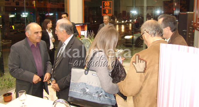 &Tau;&rho;ί&pi;&omicron;&lambda;&eta; - &Iota;&sigma;&chi;&upsilon;&rho;ή &sigma;&upsilon;&nu;&epsilon;&rho;&gamma;&alpha;&sigma;ί&alpha; &alpha;&nu;ά&mu;&epsilon;&sigma;&alpha; &sigma;&epsilon; &laquo;&Alpha;&rho;&kappa;&alpha;&delta;&iota;&kappa;ή&raquo; &kappa;&alpha;&iota; &laquo;Miele Hellas&raquo; (video)