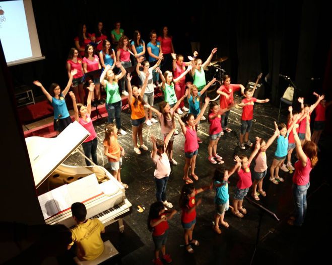 &Tau;&omicron; &pi;&alpha;&iota;&delta;&iota;&kappa;ό &tau;&mu;ή&mu;&alpha; &tau;&eta;&sigmaf; &Chi;&omicron;&rho;&omega;&delta;ί&alpha;&sigmaf; "&Omicron;&Rho;&Phi;&Epsilon;&Alpha;&Sigma;" &Tau;&rho;ί&pi;&omicron;&lambda;&eta;&sigmaf; &sigma;&epsilon; &Phi;&epsilon;&sigma;&tau;&iota;&beta;ά&lambda; &tau;&omicron;&upsilon; &Nu;&alpha;&upsilon;&pi;&lambda;ί&omicron;&upsilon;