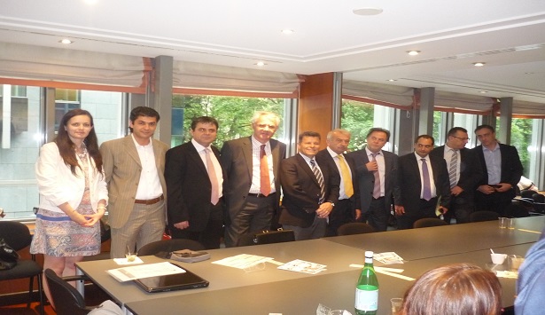 &Sigma;&tau;&omicron; &sigma;ύ&mu;&phi;&omega;&nu;&omicron; &delta;&eta;&mu;ά&rho;&chi;&omega;&nu; &sigma;&upsilon;&mu;&mu;&epsilon;&tau;έ&chi;&epsilon;&iota; &omicron; &Delta;ή&mu;&omicron;&sigmaf; &Tau;&rho;ί&pi;&omicron;&lambda;&eta;&sigmaf; (vd)