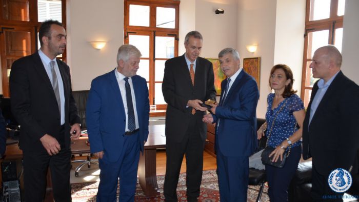 &Omicron;&iota; &delta;ή&mu;&alpha;&rho;&chi;&omicron;&iota; &Tau;&rho;ί&pi;&omicron;&lambda;&eta;&sigmaf; &kappa;&alpha;&iota; &Pi;&rho;έ&beta;&epsilon;&zeta;&alpha;&sigmaf; &epsilon;&pi;&iota;&sigma;&kappa;έ&phi;&theta;&eta;&kappa;&alpha;&nu; &tau;&eta;&nu; &Pi;&rho;&upsilon;&tau;&alpha;&nu;&epsilon;ί&alpha; &tau;&omicron;&upsilon; &Pi;&alpha;&nu;&epsilon;&pi;&iota;&sigma;&tau;&eta;&mu;ί&omicron;&upsilon; &Pi;&epsilon;&lambda;&omicron;&pi;&omicron;&nu;&nu;ή&sigma;&omicron;&upsilon; (&epsilon;&iota;&kappa;ό&nu;&epsilon;&sigmaf;)